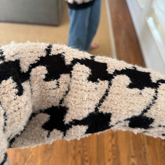 Large Scale Houndstooth Cardigan Sweater - Picture 5 of 6